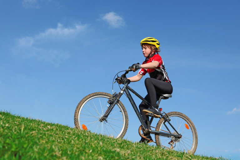 Подросток на спортивном велосипеде
