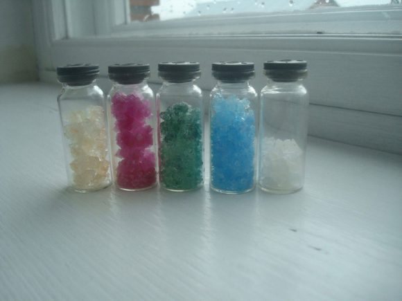 Разноцветные кристаллы поваренной соли