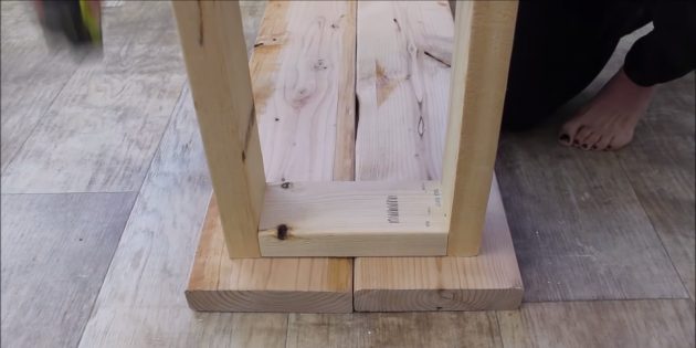 Как сделать скамейку из бруса своими руками: положите рядом разрезанные широкие бруски 50 × 200 × 1250 мм, выровняв их относительно друг друга