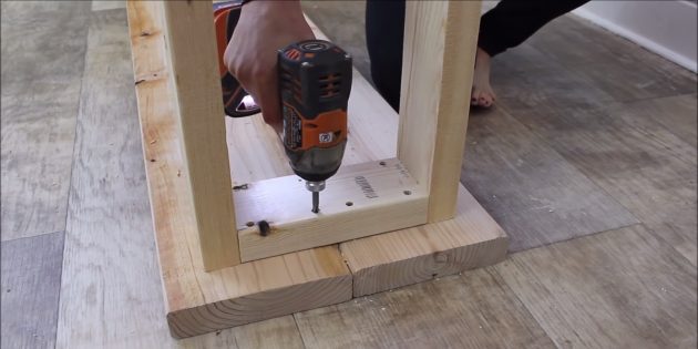 Как сделать скамейку своими руками: прикрепите рамки-ножки к сиденью скамейки шурупами