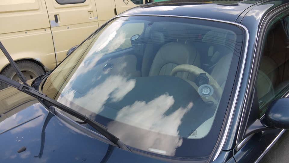 Как отполировать лобовое стекло своими руками. Как удалить царапину?